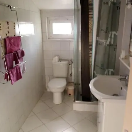 06av2 - Maisonnette Au Calme Avec Piscine *