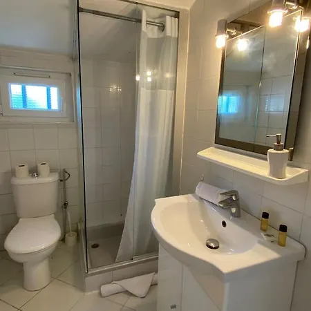 06av2 - Maisonnette Au Calme Avec Piscine